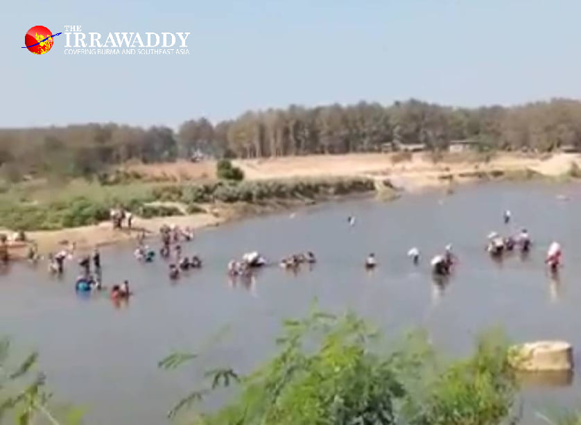 IrrawaddyNews's tweet photo. Clashes continued Friday in #LayKayKaw near the Thai border in Karen State's #Myawaddy Tsp. Seven junta shells struck a village in Thailand's Mae Sot. More people are seeking refuge in Thailand following junta airstrikes Thursday night, Karen media said. 

#WhatHappeningInMyanmar https://t.co/kbdzNZcaEr