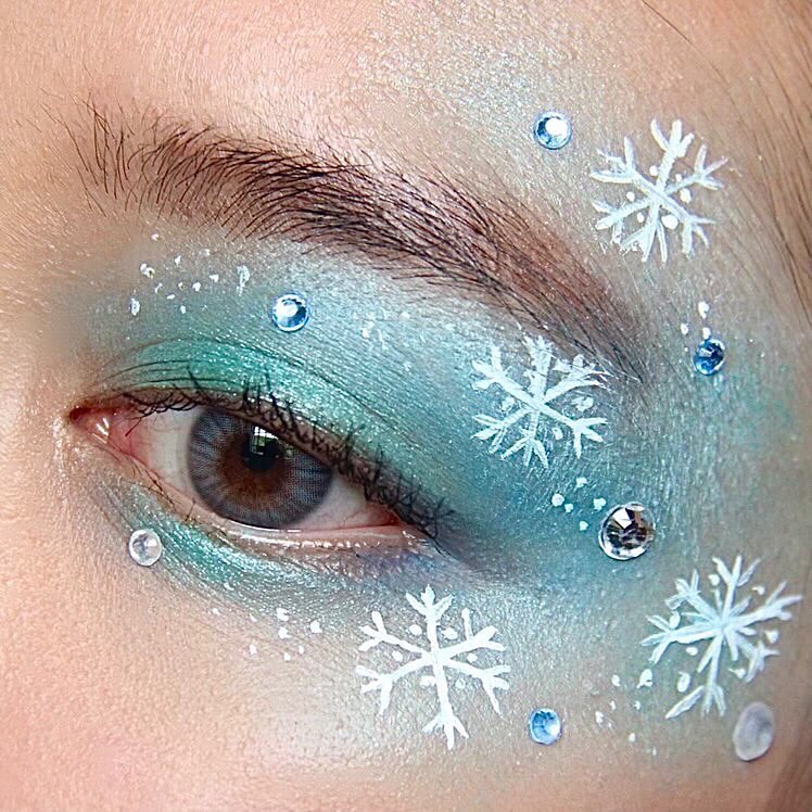 ❄️☃️ Ready for #Christmas with a frosty shade in #ArabianNights🎅✨Merry X’Mas Eve y’all 🌨 #OddsOfEvenCosmetics #Makeup #ChristmasLooks #Singapore