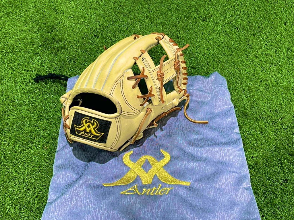 Antlerglove's tweet photo. ⚾️応募はこちら⚾️
トクサンTV出演記念！#アントラー【トクサン実使用内野用グラブ】を1名様にプレゼント

🎁応募方法 
①このアカウントをフォロー
②この投稿を引用リツイート

◎締切
12月31日(金) 23:59

🎄抽選結果
当選者にはDMにて連絡いたします

応募に際しての注意は下記をご覧ください https://t.co/q3qFeFqNxk