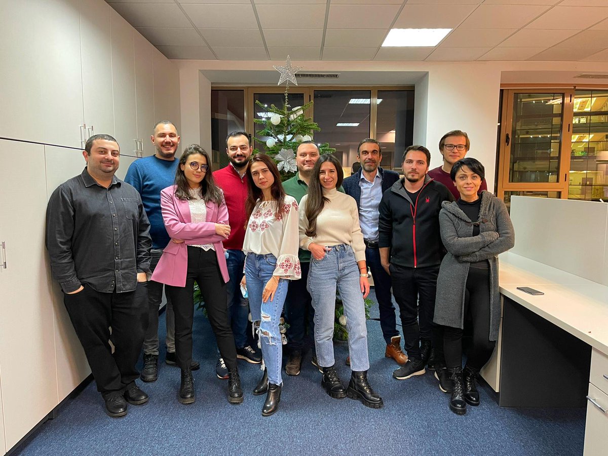 gazduirero's tweet photo. Ce bine e când suntem din nou împreună!

Cu ocazia Sărbătorilor, echipa xServers vă urează multă liniște, spor în noul An și să vă bucurați de această perioadă, așa complicată cum e pentru toți! 

Sperăm că vine Moșu și la voi!🎅🏼 https://t.co/wCSCGVL27u
