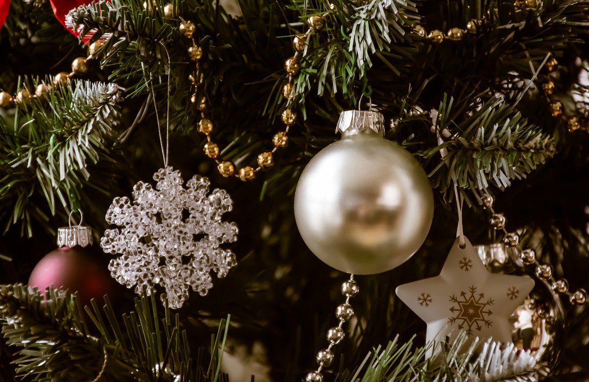 ShieldSecUK's tweet photo. We wish you a magical festive period and a healthy, happy and prosperous New Year. https://t.co/jROH5xeiAZ