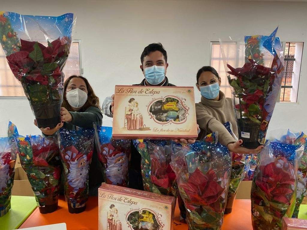aytoloradelrio's tweet photo. ➡️ El alcalde @antonioenamorao acompañado por las concejalas @vanesilla28 (Tercera Edad) y @MarisolDiazfun2 (Priorato), han hecho entrega de una caja de mantecados y una flor de Pascua a los mayores de El Priorato, como obsequio de #Navidad.
#NavidadenLora #LdResTerceraEdad https://t.co/38JUqc9612