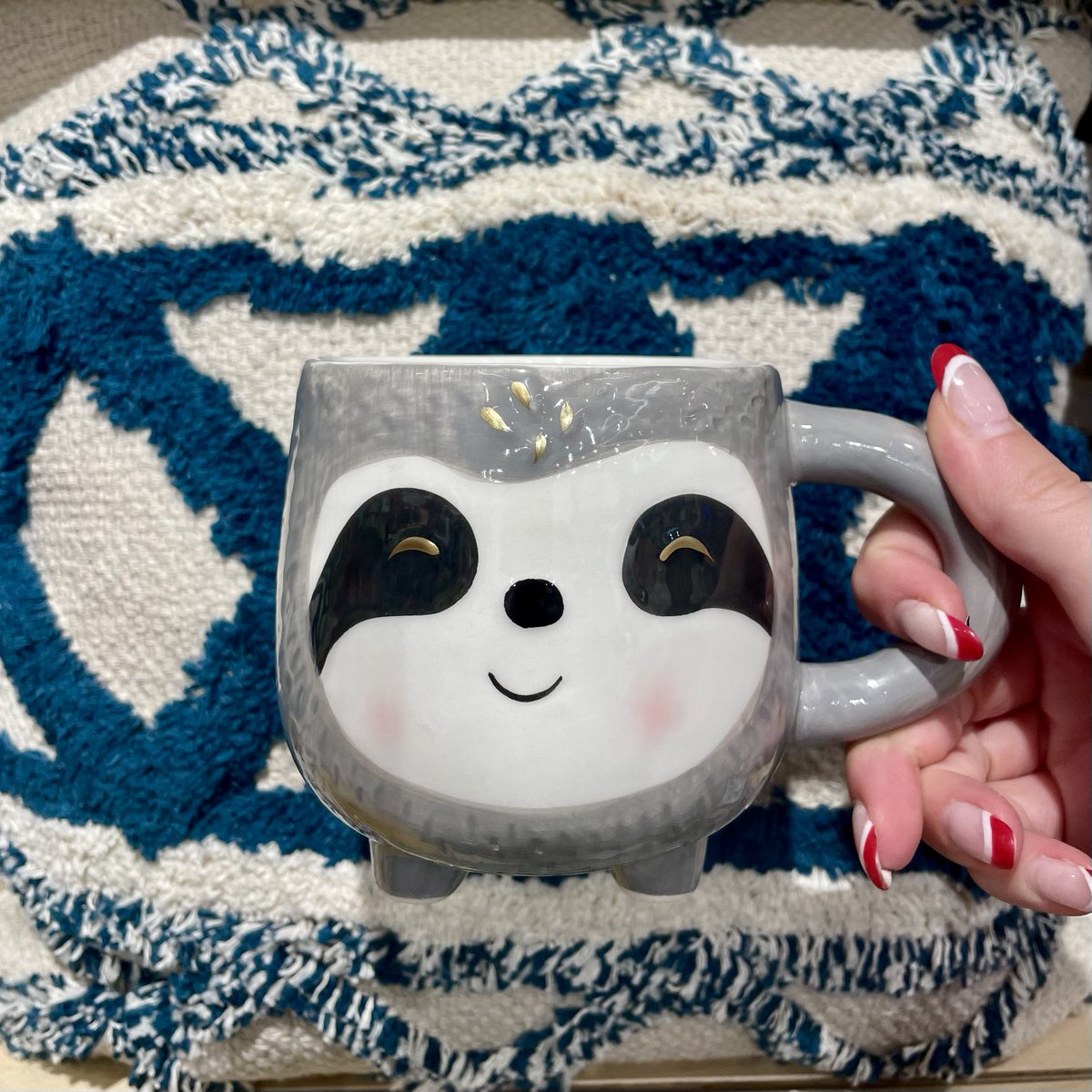 Merry Christmas Eve! ☃️ We hope you are snuggled up and being a sloth on the sofa with your favourite hot brew and festive film 📽️