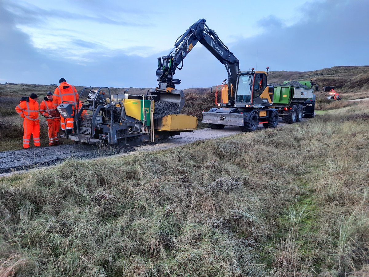 gem_vlieland's tweet photo. De afgelopen weken is er onderhoud gepleegd aan de fietspaden door de Noordzeeduinen. Door het natte weer is het niet altijd gelukt de nieuwe schelpenlaag goed te verdichten. Op sommige delen wordt u daarom verzocht gebruik te maken van het werkpad ernaast. https://t.co/DNIRQAKi9w