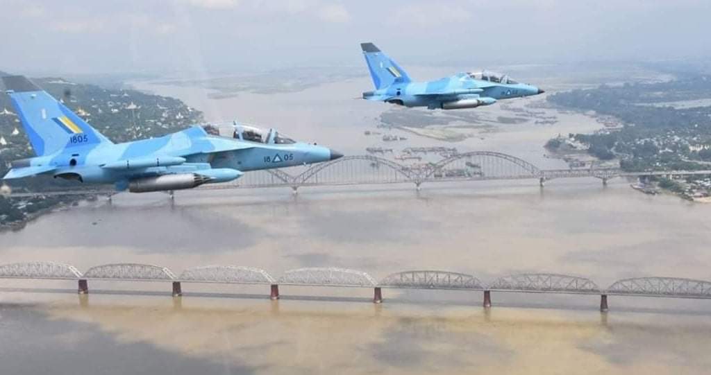 [BREAKING] Happening Now 🚨  #MyanmarMilitaryTerrorists launched airstrikes again in Karen's Myawaddy District, Laykaykaw New Town [KNU Brigade 6 Area], at around 3:55 PM on Dec 24.  #Dec24Coup #NoFlyZoneInMyanmar #WhatsHappeningInMyanmar