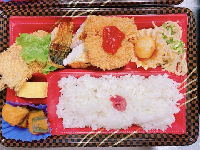 kusanagi_marche's tweet photo. 【新規出店ご紹介 #水見色きらく市 #Msupport】
もっと #水見色、#オクシズ を身近に。
水見色きらく市のお母さん達のぬくもりを、食を通してみなさんへ届けます✨

🔴きらく弁当800円 
🔴こんにゃく唐揚げ300円
🔴あげ団子400円
🔴たい焼き250円
🔴がんも300円
🔴新米おむすび120円

#続きはリプ欄へ https://t.co/yTrRX6Leng