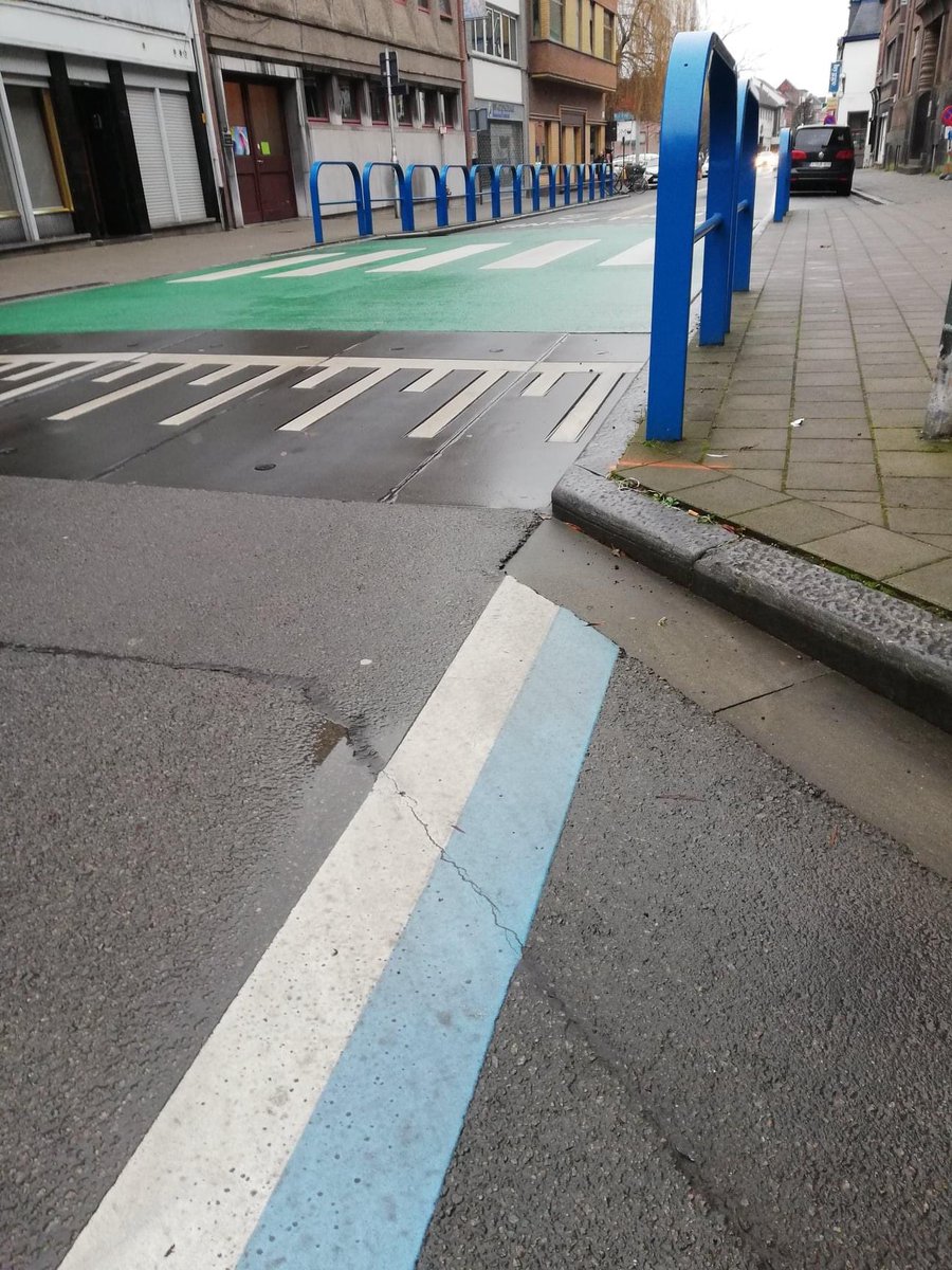 AllemaalSam's tweet photo. Dit vinden ze bij @stadAalst trouwens geen probleem. Al is dat ook verkeerssignalisatie, toch?! #aalst #chipka https://t.co/IPEPInmNSa