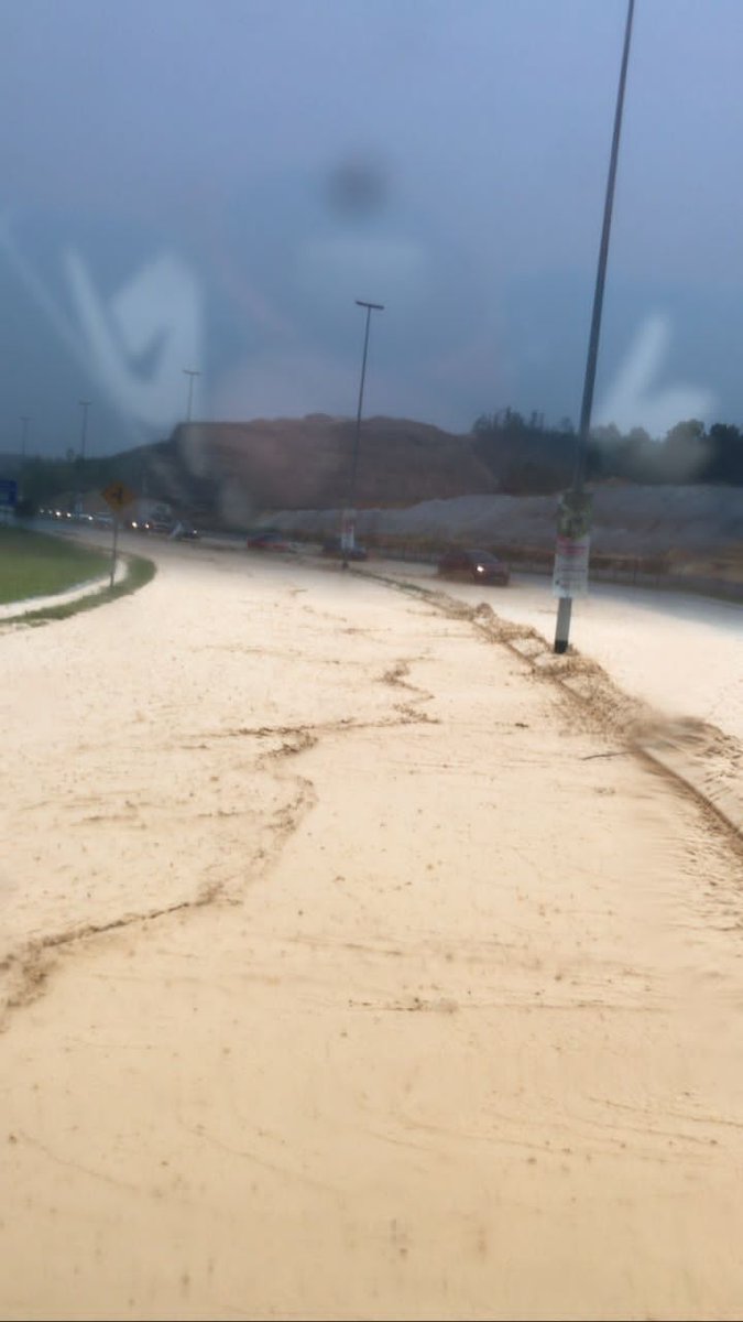 pmrjohorbahru's tweet photo. #InfoBanjir: Laluan Gelang Patah menuju Stadium Sultan Ibrahim dan Lima Kedai telah pun dinaiki air. Pengguna jalan raya dinasihatkan agar menggunakan laluan alternatif.

Jangan meredah banjir dan sentiasa berhati-hati.

#KeluargaMalaysia #MalaysiaPrihatin #MakmurJohor #Jauharku https://t.co/CR9x2r8J00