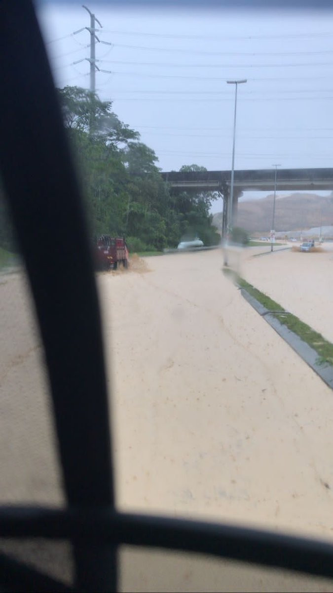 pmrjohorbahru's tweet photo. #InfoBanjir: Laluan Gelang Patah menuju Stadium Sultan Ibrahim dan Lima Kedai telah pun dinaiki air. Pengguna jalan raya dinasihatkan agar menggunakan laluan alternatif.

Jangan meredah banjir dan sentiasa berhati-hati.

#KeluargaMalaysia #MalaysiaPrihatin #MakmurJohor #Jauharku https://t.co/CR9x2r8J00