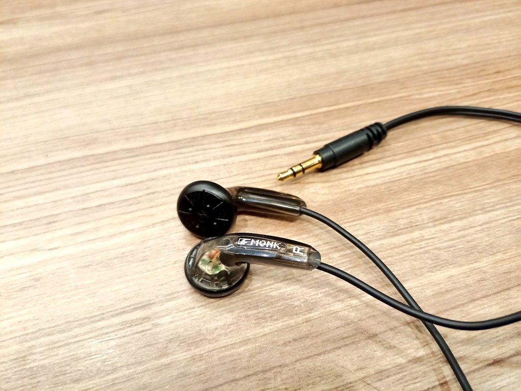 radio_no_tomo's tweet photo. 最近買ったイヤホン🎧
前も同じものを使っていましたが、プラグの部分が不安定に💦同じものがまだ売っていたのでAliExpressでポチり👆カナル型が苦手な自分はラジオを聴くのに声がしっかり前に出てきて値段も安く最高だと思います👍
#VE #MONK
#ベンチャーエレクトロニクス
#ventureelectronics https://t.co/iAjpTK0fdW