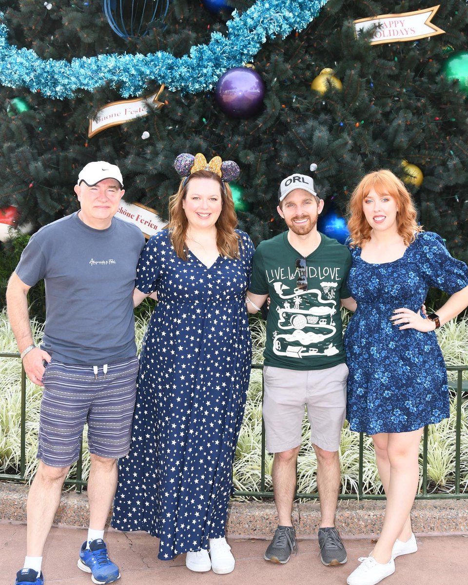 lynnandaimee's tweet photo. Merry Christmas Eve! Looking forward to logging off soon for a 5 day festive break but Aimee will be working Christmas Day in Orlando. Eternally grateful we were all able to reunite for festivities in Florida earlier this month after 2 years apart. #familytime @LINT_UK https://t.co/BGAsF4okpR