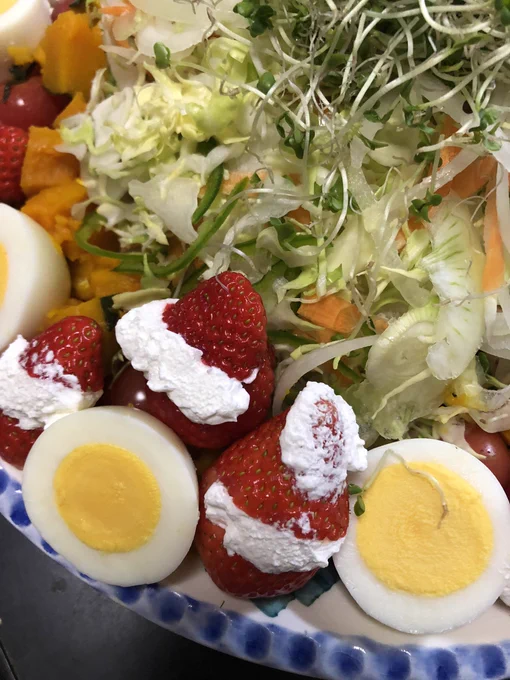 母から届いたサラダ🥗
まさかのこれは!!
しゃんしゃん〜〜???
ラップしてたからホイップが押さえつけられてるけど💦 