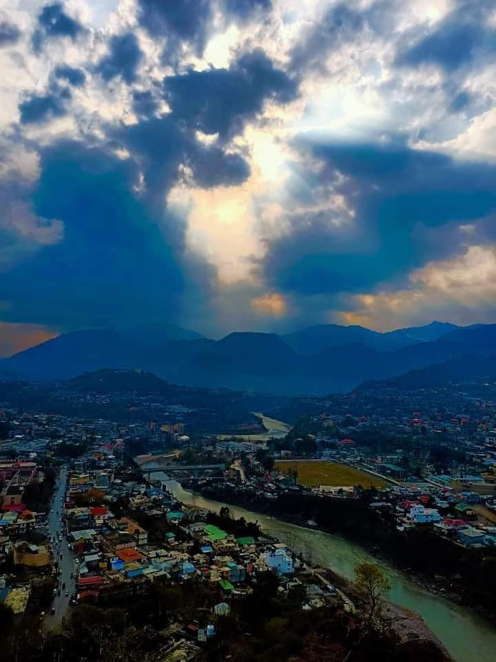 SDOGlobal's tweet photo. Amazing views of the Beautiful city #Muzaffarabad Azad #Jammu &amp; #Kashmir.
(One scene 2 seasons) https://t.co/nP0H9u0OnF