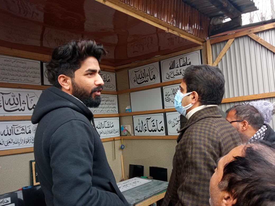 Junaid_Mattu's tweet photo. Visited a local stone-carving calligraphy artisan-workshop at Saida Kadal in my ward.
Immaculate attention to detail - one of the many arts and crafts of Srinagar.
@UNESCO #CreativeCitiesNetwork #Srinagar https://t.co/4oWODltnbB