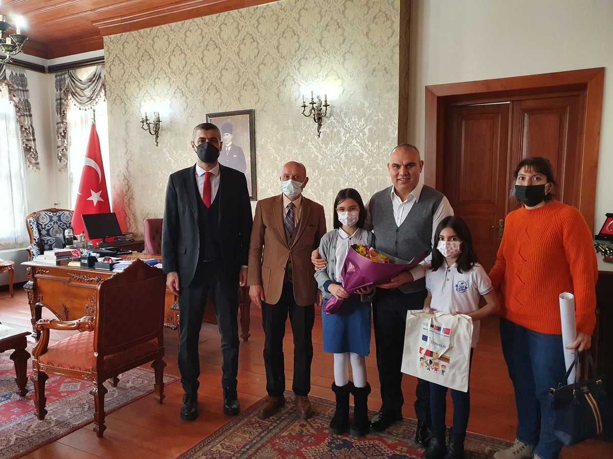 İstanbul Kağıthane Nef İlkokulu öğrenci ve öğretmenleri uyguladıkları üç tane Erasmus projesini tanıtmak için Ortabayır Mh. Muhtarı Erhan Özbak ile Kaymakamımız Mustafa KOÇ'u makamında ziyaret ettiler.