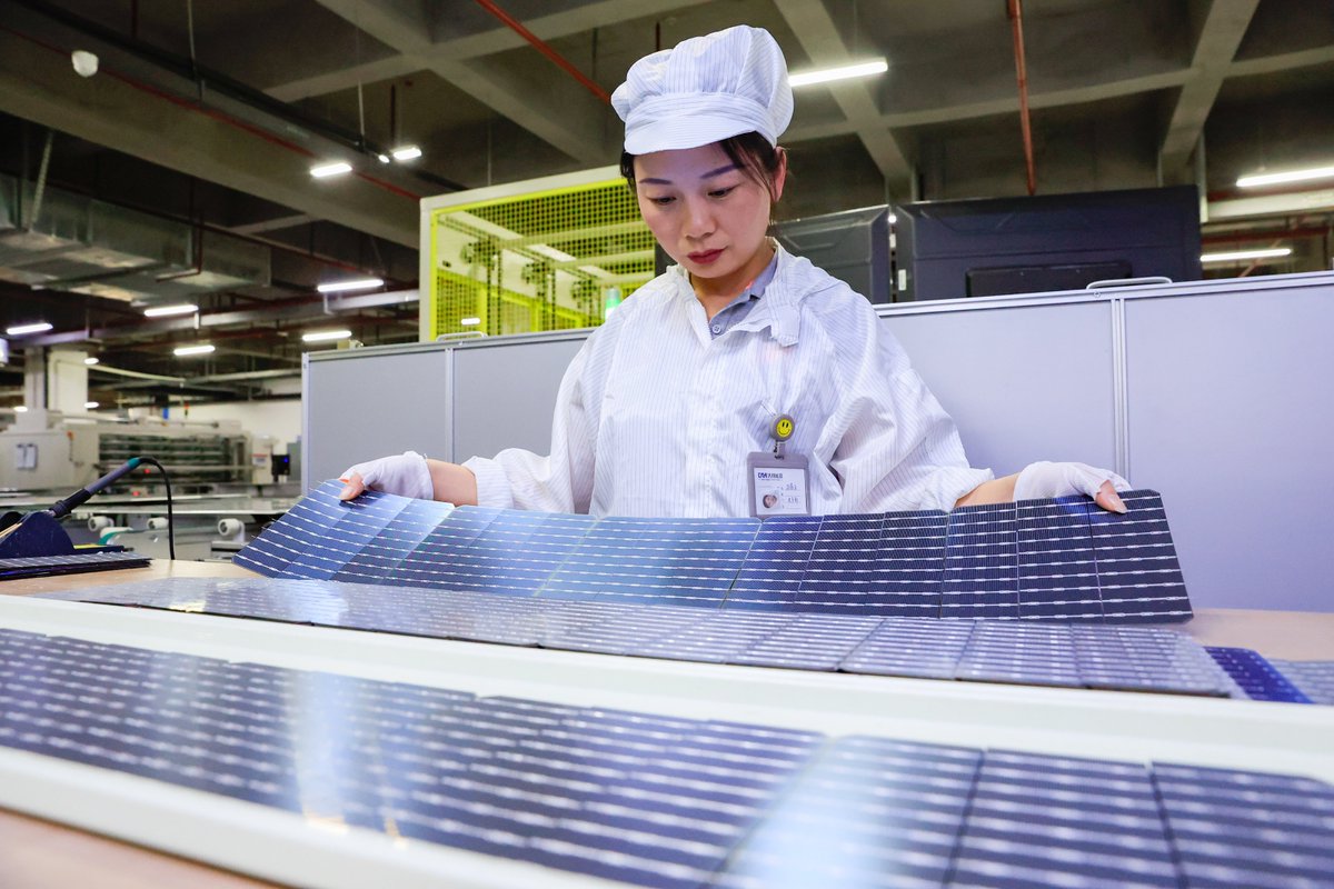 HefeiChina's tweet photo. Workers were busy producing exported smart PV modules at an energy technology company in #Hefei on Dec 24. The company is expected to achieve an annual output value of 2 billion yuan ($314 million), with exports accounting for 60 percent of it. #HefeiDevelopment https://t.co/Q4bR2cRYh8