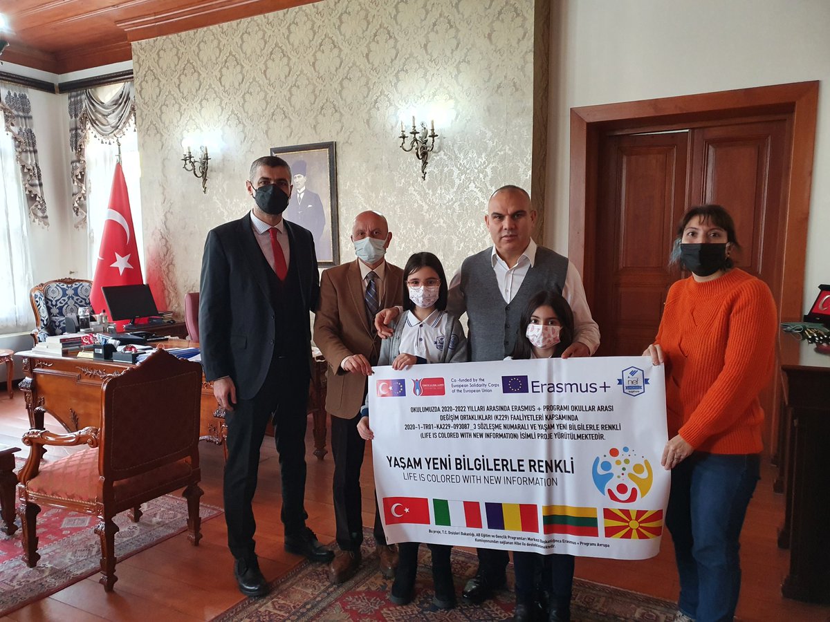 TC_Kagithane's tweet photo. İstanbul Kağıthane Nef İlkokulu öğrenci ve öğretmenleri uyguladıkları üç tane Erasmus projesini tanıtmak için Ortabayır Mh. Muhtarı Erhan Özbak ile Kaymakamımız Mustafa KOÇ'u makamında ziyaret ettiler. https://t.co/DpyWJCRaCH