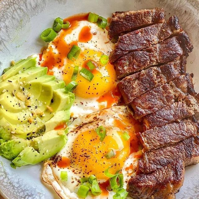 ketol0ve's tweet photo. S T E A K N E G G Z 🥩 🍳 🥑⁠
.⁠
. There’s something special about perfectly runny yolks, hot sauce, and ridiculously tender steak, you feel me?⁠
 One of the best keto diet plan For the Beginner's 🔴🟡🟢

#ketodrchallenge #ketomama #ketotravel #ketoclarity #ketoconnect #ketog https://t.co/gY15LsoOq6