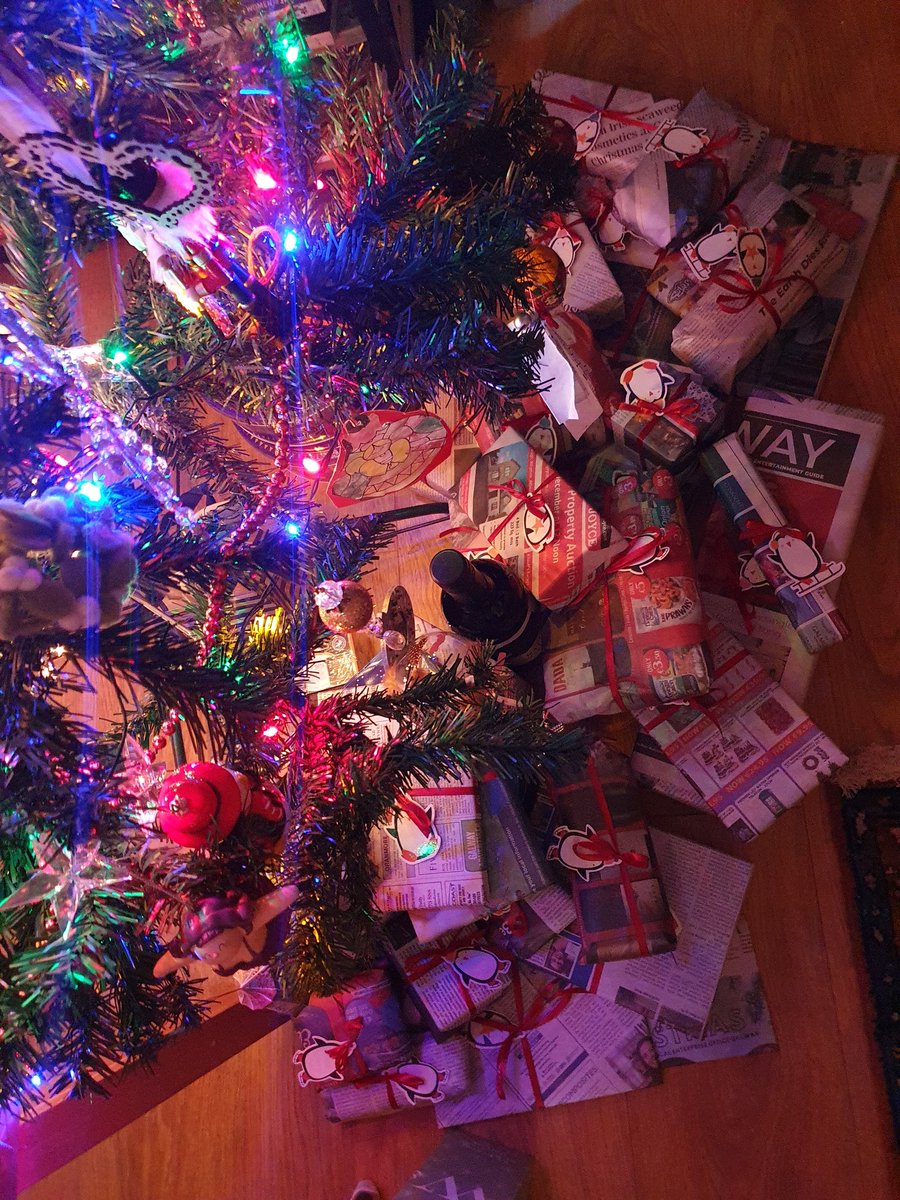 Hannnahmgr's tweet photo. Recycling the @galwayad at Christmas! https://t.co/8wZrvxvfpQ