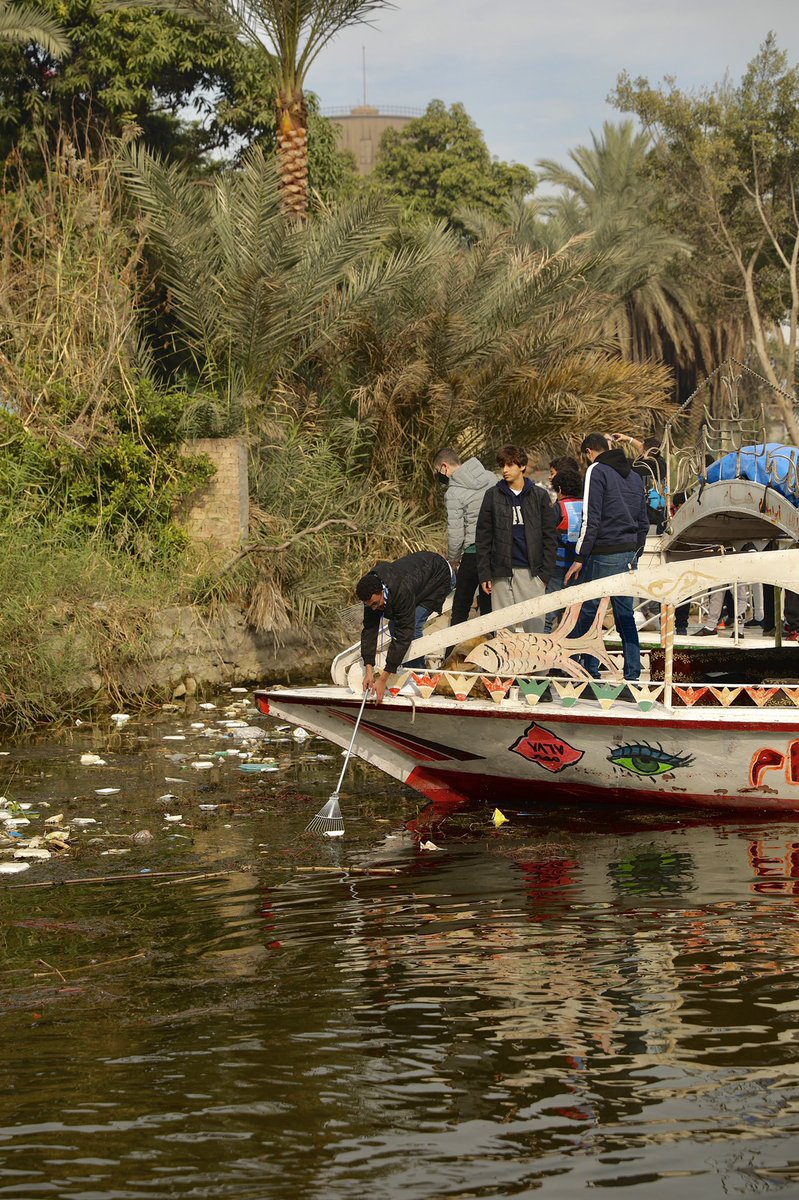 ylefoundation's tweet photo. ضن انشطة حملة كلين شورز، مؤسسة شباب بتحب مصر تقيم حملة نظافة مكبرة بنهر النيل في الزمالك لمجابهة التغيرات المناخية ورفع المخلفات البلاستيكية تحت رعاية معالي وزير الري وبمشاركة ١٢٠ طالب وطالبة من مدرسة بداية، وتهدف هذه الحملات للتوعية بخطورة المواد البلاستيكية #ylecop #COP27 https://t.co/aEX1BE0Med