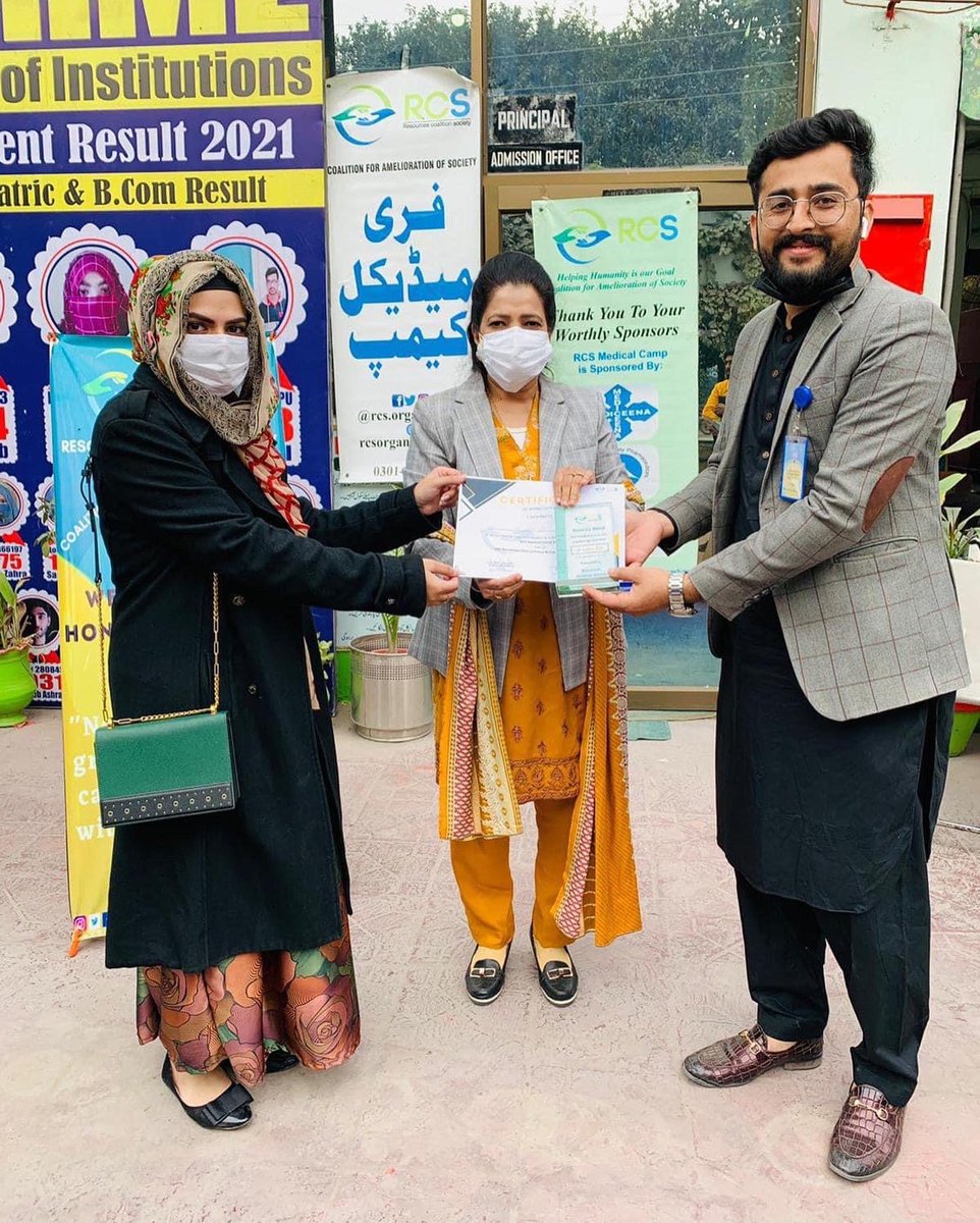 RcsOrganization's tweet photo. Team RCS presented souvenir to the respected doctors. We are very much obliged to  all the doctors for their consideration. You have great reward from the Almighty for this noble gesture.
Thank you once again
1/2

#ResourcesCoalitionSociety #FreeMedicalCamp #RCS https://t.co/maxq8GZRYU