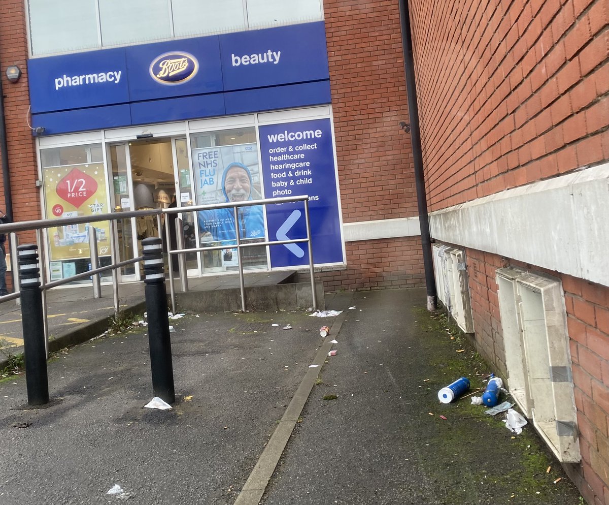 crzyamym's tweet photo. the most wonderful time of the year…This car park is always filled with rubbish. You complain to @BootsUK, they say talk to Waitrose, you complain to @waitrose they say talk to @BarnetCouncil. This is the back of the boots at1263 high rd N20 9HS. https://t.co/hjYbqRkm2x