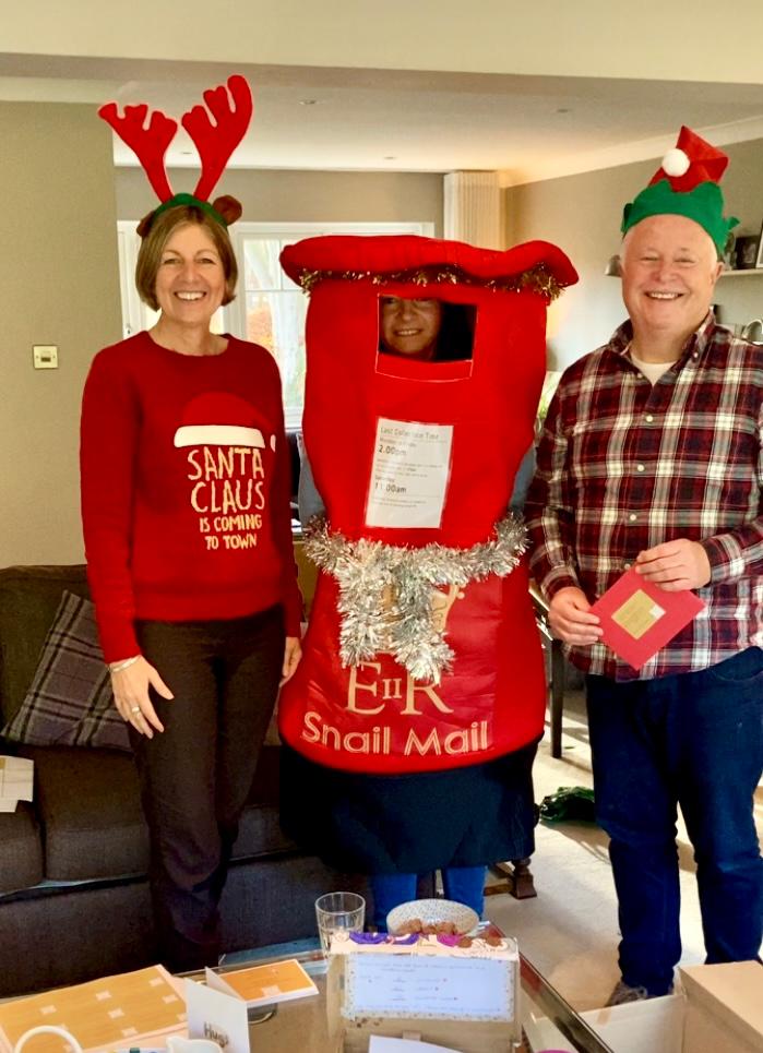 frommetoyou01's tweet photo. Happy #ChristmasEve folks from all of Team From Me to You including of course, the postbox 📮. 
Whether all is calm and bright where you are or you are knee deep in vegetable prep &amp; gift wrapping, we hope you manage to steal some special moments with those close to you today🎄🎅 https://t.co/CWIrWemUbP