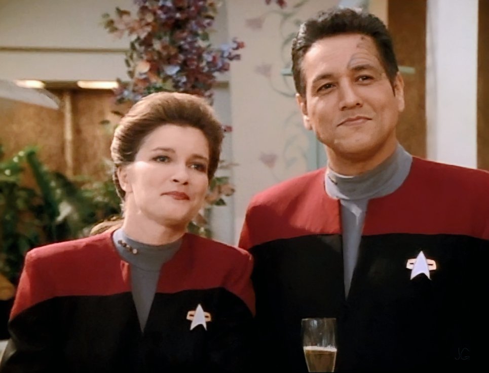 Jenny74656's tweet photo. #365daysofRB Day 358
Happy Friday my Chakoties! 🥰
I hope you have a wonderful day today, it's almost Christmas day here in NZ 🥳 1 hour to go! 🎅 
🎄 Merry Christmas everyone! 🎄
#JanewayChakotay 🥰  #StarTrekVoyager #RobertBeltran ❤ https://t.co/2dxh8Yfhty
