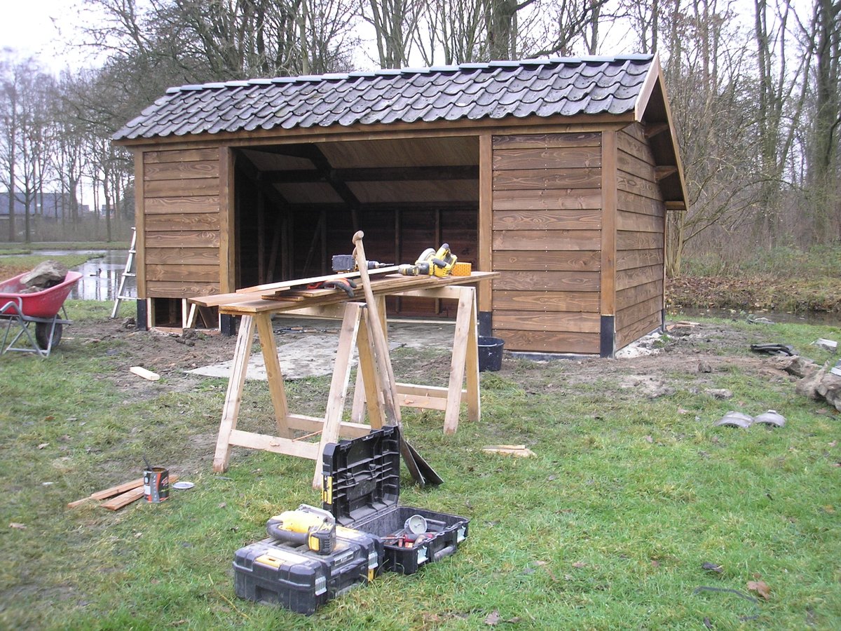 Stichting Landgoed Bredius bouwt onderkomen voor de schapen weer op. In de nacht van 30 april was de vorige schuur, net nieuw, door brand verwoest. De herbouw is mede mogelijk gemaakt door VSB Fonds Woerden! #Woerden #Landgoedbredius @VSBfonds
