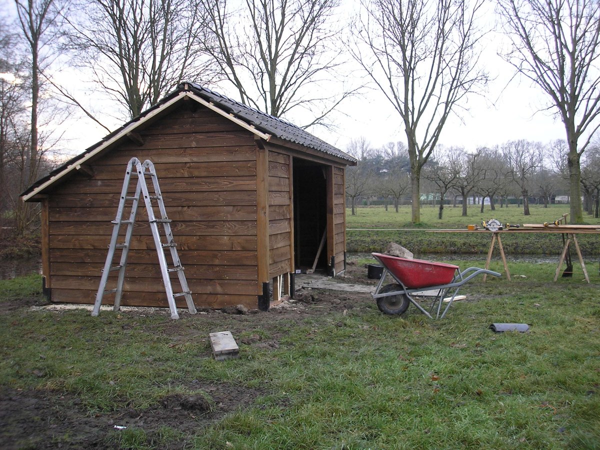 landgoedbredius's tweet photo. Stichting Landgoed Bredius bouwt onderkomen voor de schapen weer op. In de nacht van 30 april was de vorige schuur, net nieuw, door brand verwoest. De herbouw is mede mogelijk gemaakt door VSB Fonds Woerden! #Woerden #Landgoedbredius @VSBfonds https://t.co/o0F0jQJb9M