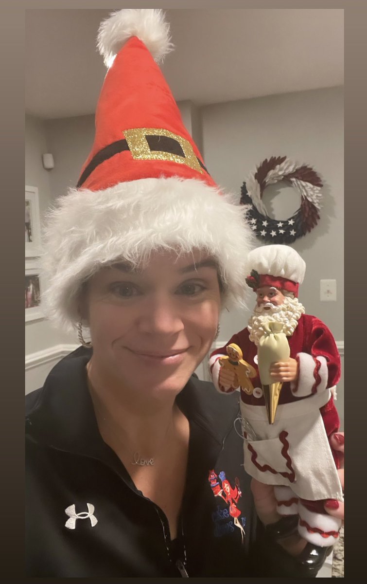 cakedivasnet's tweet photo. FINAL ROUND OF CAKE 🍰 DECORATING for 2021 this am - (holiday orders & post Xmas orders being scooped up today)!! BEEN QUITE A RIDE! SOOO MANY CAKES AND ORDERS TO SHARE! SANTA 🎅 AND I GOT THIS!!💪🏽🎄🍰❤️ Thank you to so many for their orders and support! #hohoho #workhardforit https://t.co/ImW6P1Dgzo