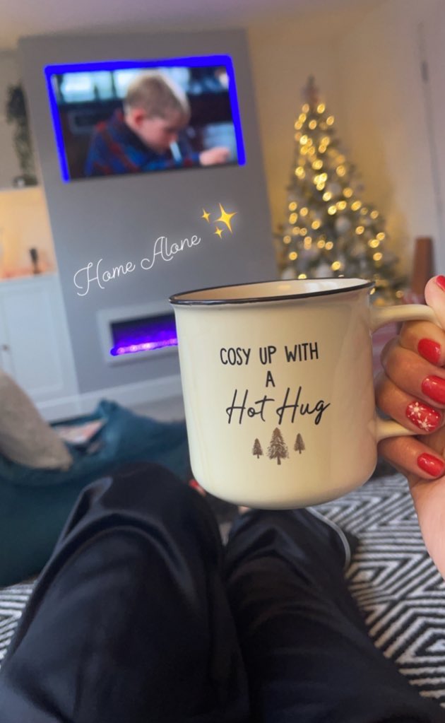 _VJ77's tweet image. PJs, Cuppa &amp;amp; Home Alone ✨ 

Not all tranquility tho I just heard the Dustbin Lorry outside as I’d forgotten what day it was, raced outside to wheel my full bin round to the front in my PJs &amp;amp; bare feet whilst the dustbin men laughed their heads off at me in panic🙈 #FilthyAnimal