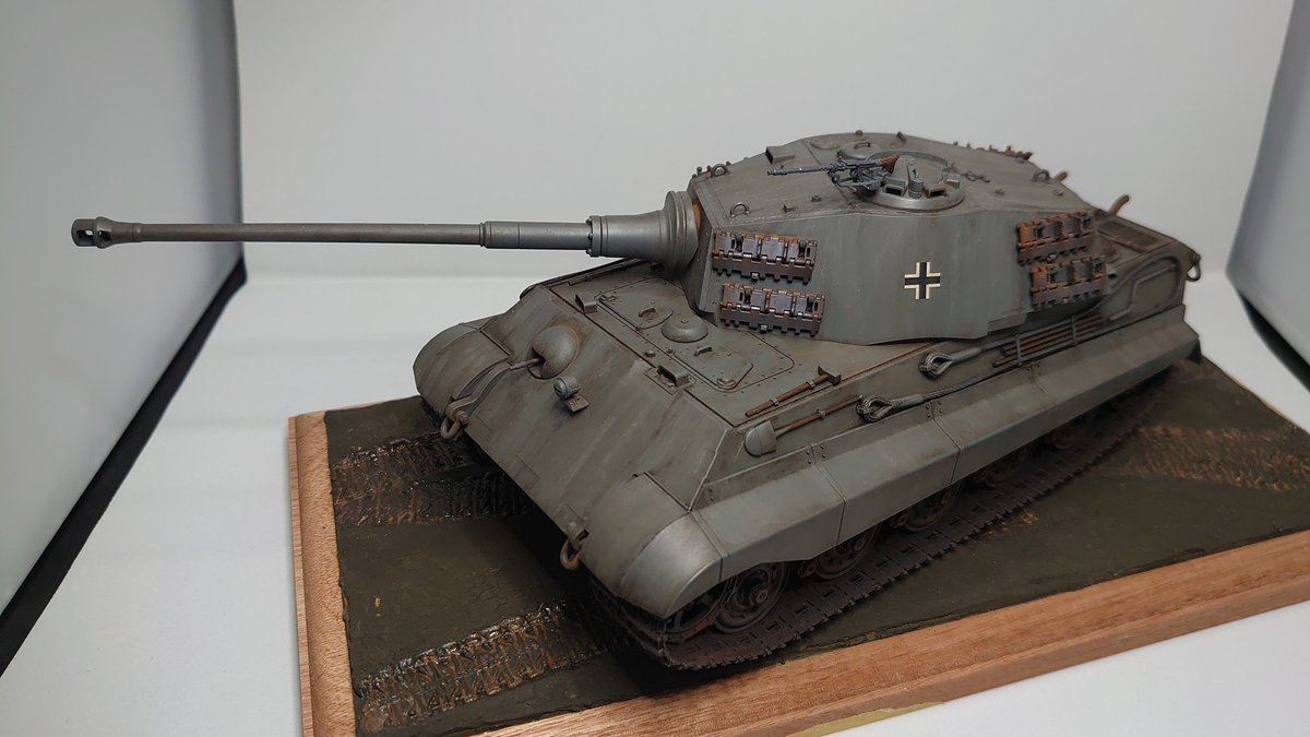 Foosan10's tweet photo. TAMIYA 1/35ドイツ陸軍重戦車 キングタイガー ヘンシェル砲塔 WoTの知識しか無いため塗装はそっちに引っ張られる https://t.co/4lpLR0UFHG