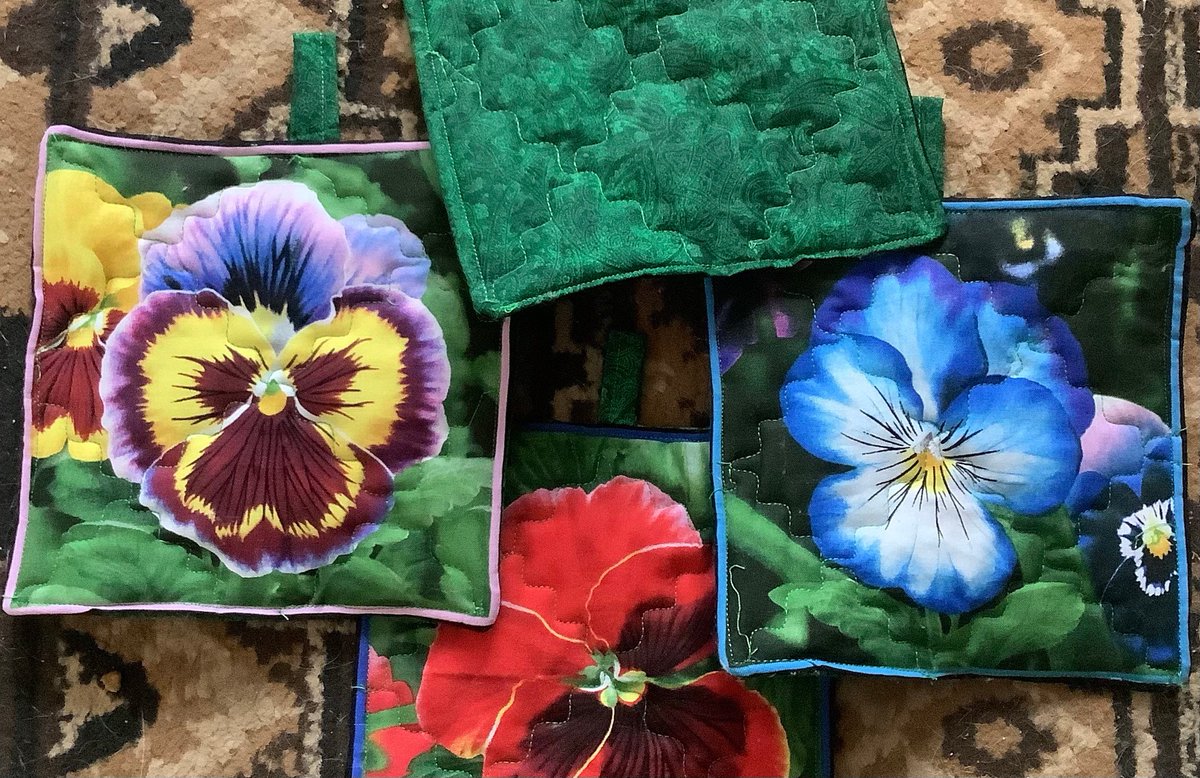 FallHolidaze's tweet photo. Pansy Hot Pads https://t.co/XPkSdzCfZT #Etsy #FallHolidaze #DishSetters https://t.co/bfci8TNPJ9