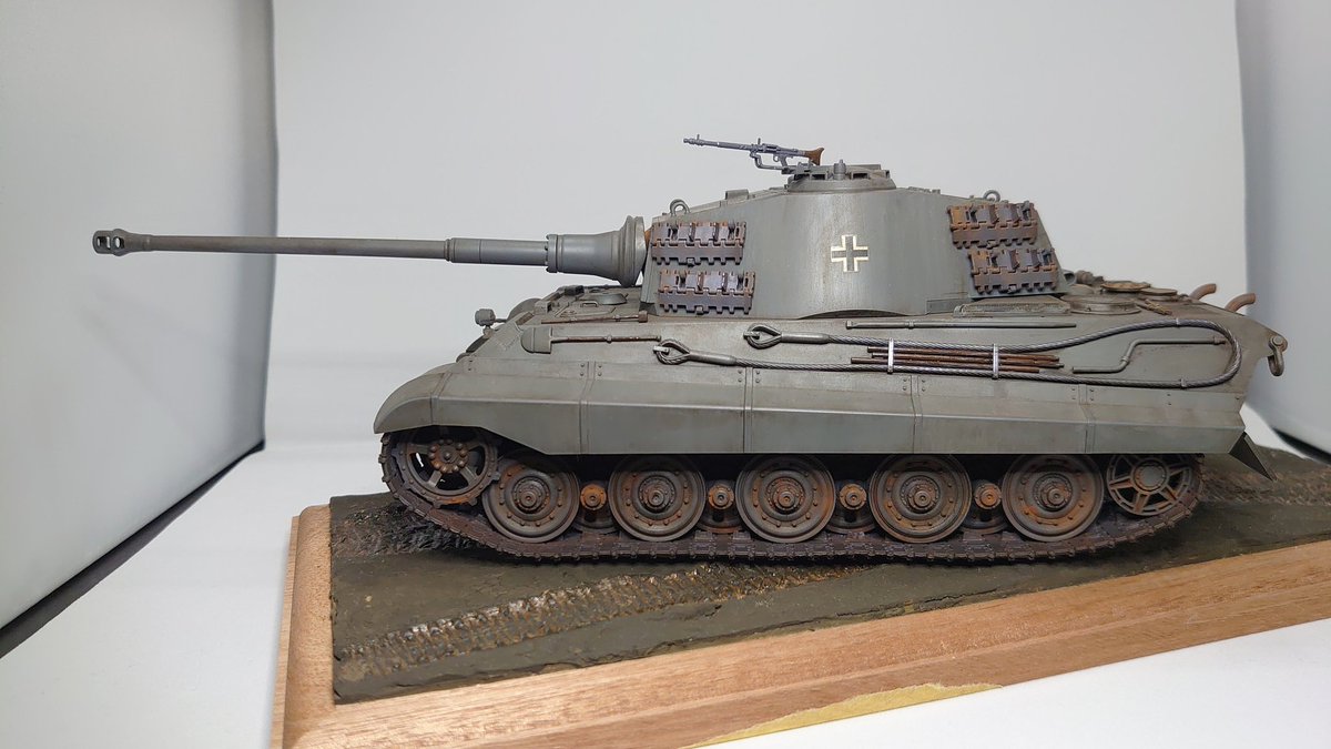Foosan10's tweet photo. TAMIYA 1/35ドイツ陸軍重戦車 キングタイガー ヘンシェル砲塔 WoTの知識しか無いため塗装はそっちに引っ張られる https://t.co/4lpLR0UFHG