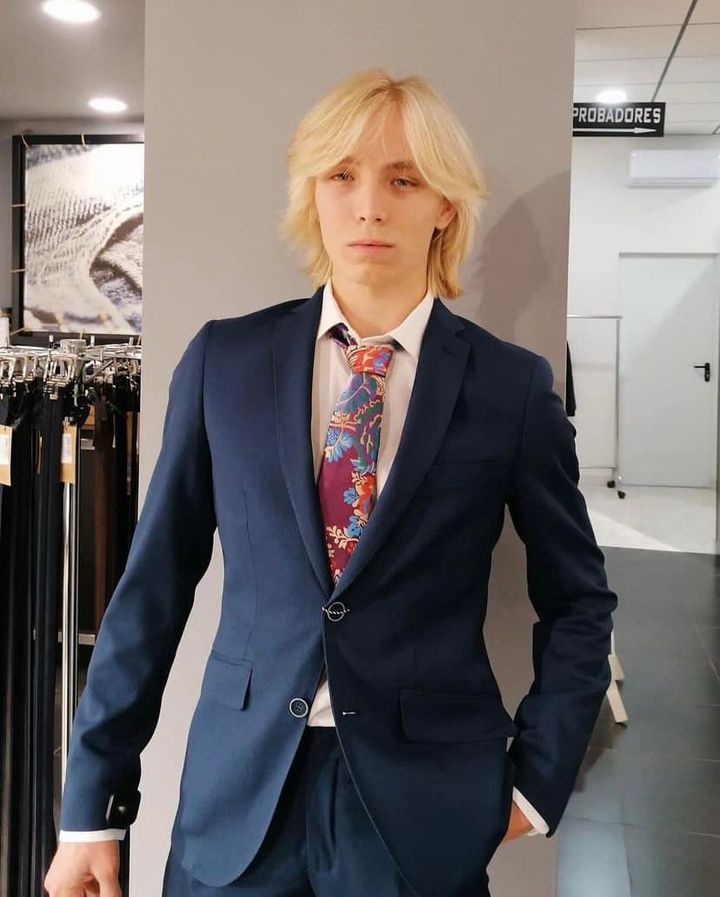 MODASEMC's tweet photo. ¿Ya has elegido traje para estas fiestas? Ven y hazte con el tuyo, te lo ajustamos a medida 🪡 🧵 
#Navidad #modahombre #menstyle #menfashion https://t.co/lA2dqGUGYc