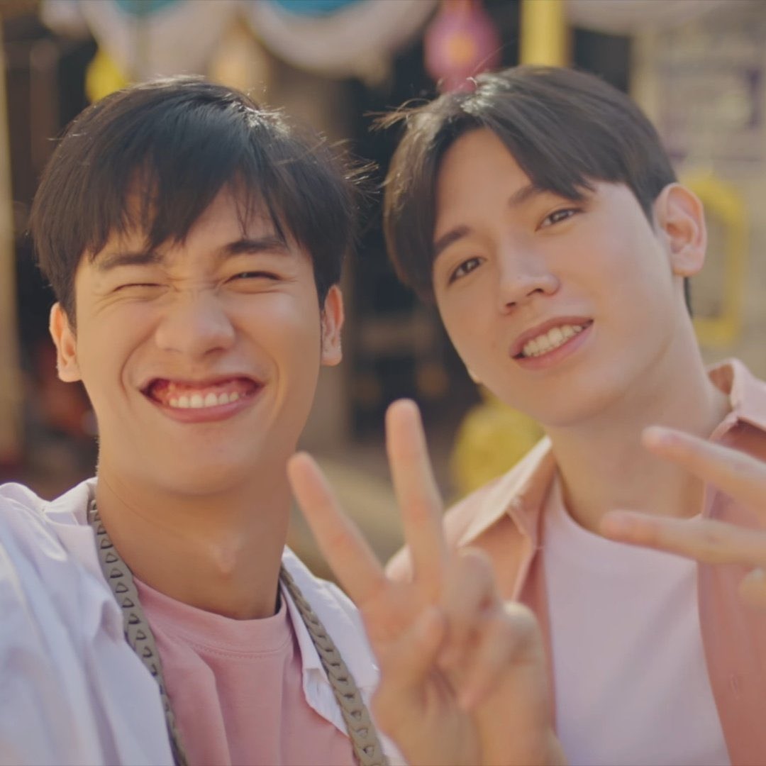 NewwieeTayTawan's tweet photo. หน้าคนมีความสุขแหละเนอะ 
#เตนิว 💙😁
#CharmingChiangmaiwithTayNew https://t.co/H2p5fA4rkj