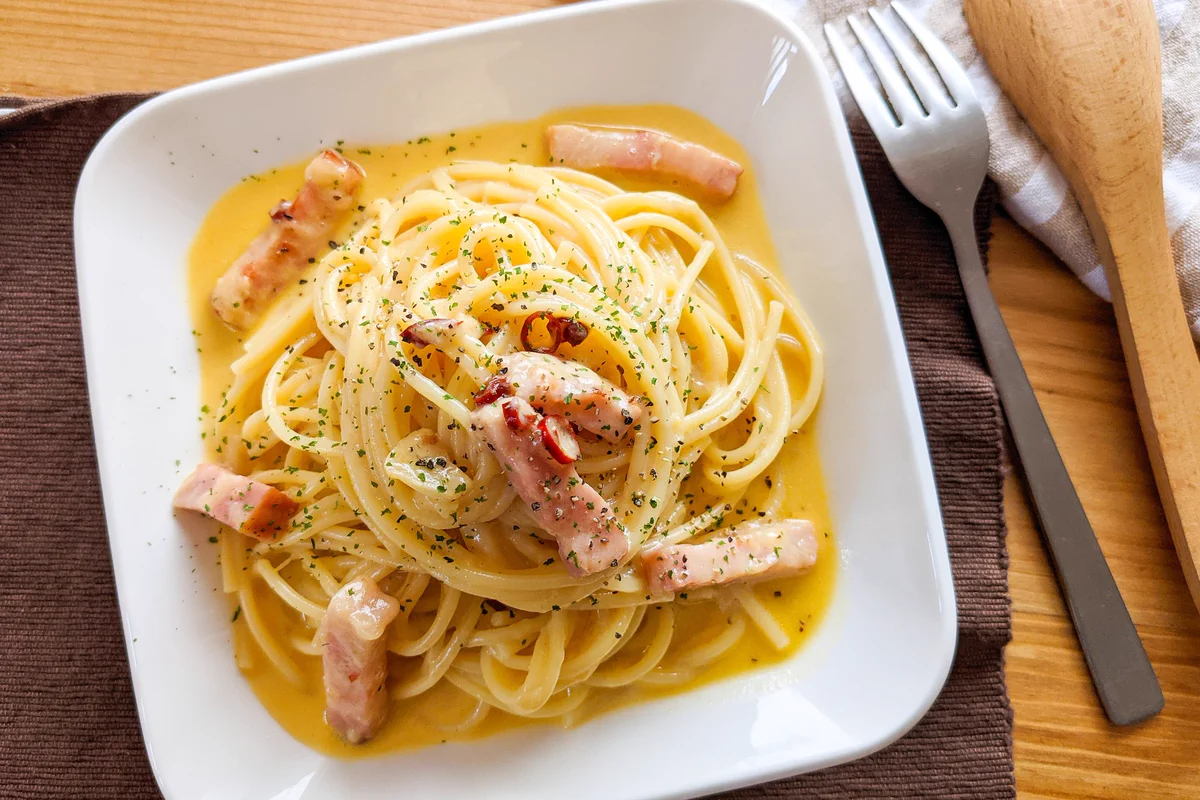 ペペロンチーノとカルボナーラを掛け合わせた、とっても美味しそうなパスタレシピ！