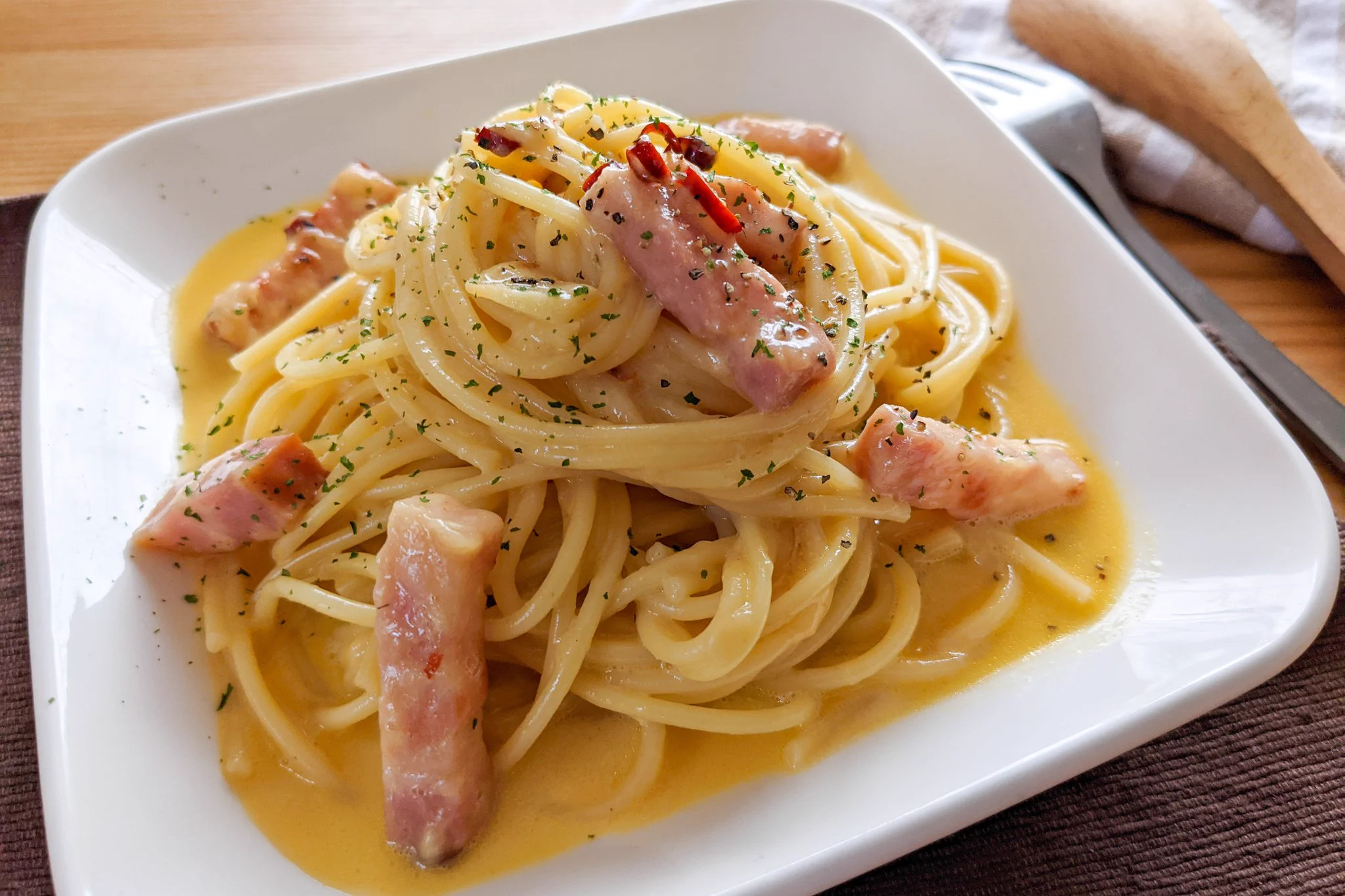 ペペロンチーノとカルボナーラを掛け合わせた、とっても美味しそうなパスタレシピ！