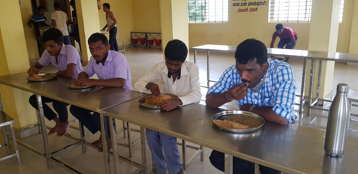 HDobcm's tweet photo. ಮೆಟ್ರಿಕ್ ನಂತರದ ಬಾಲಕರ ವಿದ್ಯಾರ್ಥಿನಿಲಯ ಹಾವೇರಿ ಈ ನಿಲಯದ ತಪಾಸಣೆ ನಡೆಸಿ ನಂತರ ನಿಲಯಾರ್ಥಿಗಳೊಂದಿಗೆ ಊಟ ಮಾಡಲಾಯಿತು. https://t.co/gbZQ2yx2mN