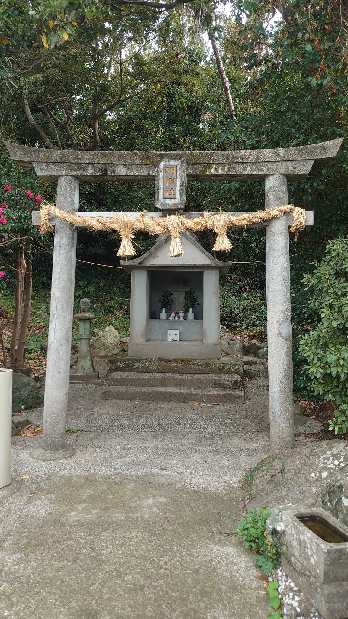 幣束 社殿には石の祠が二つ 左にお地蔵さん に三の紋は大三島の三島大明神 即ち山神の大山祇神を祀るからであろうが 祠の 装飾は金と赤文字で日月に十字的な紋が入っている 他にも九州の祠ではこういう装飾はあるので これがキリシタン信仰に纏わるも