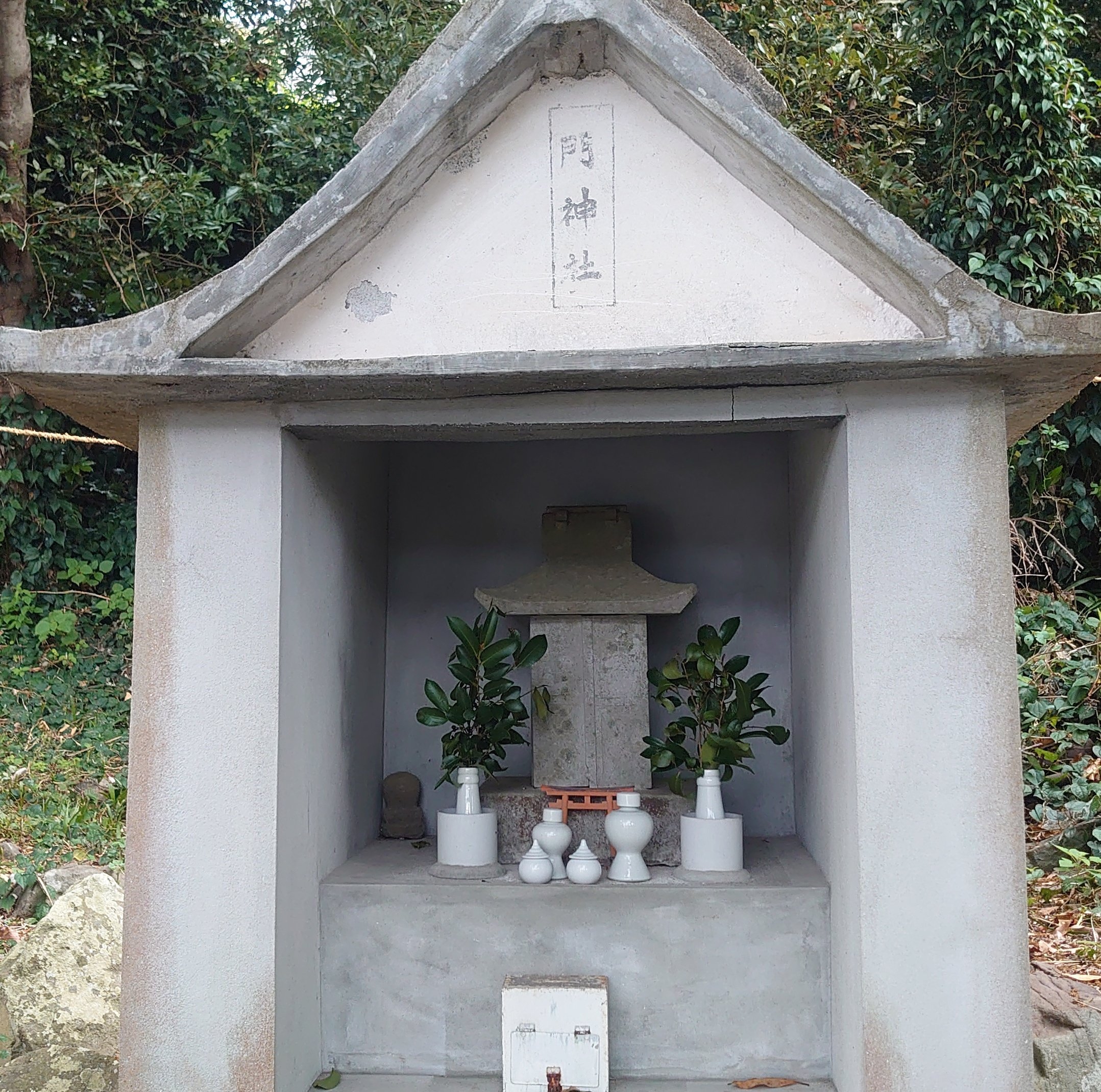 幣束 社殿には石の祠が二つ 左にお地蔵さん に三の紋は大三島の三島大明神 即ち山神の大山祇神を祀るからであろうが 祠の 装飾は金と赤文字で日月に十字的な紋が入っている 他にも九州の祠ではこういう装飾はあるので これがキリシタン信仰に纏わるも