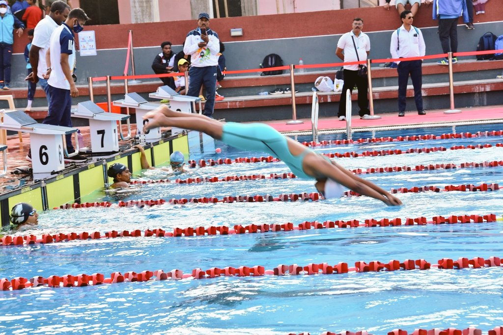 achyuta_samanta's tweet photo. Today, visited our facility and interacted with the players, officials, coaches, managers &amp; parents of the participants at the All India Inter University Aquatics (M &amp; W) 2021-22 organised by @kissfoundation &amp; @KIITUniversity under the aegis of @AIUIndia. I'm sharing some photos. https://t.co/Mvm6viL27v