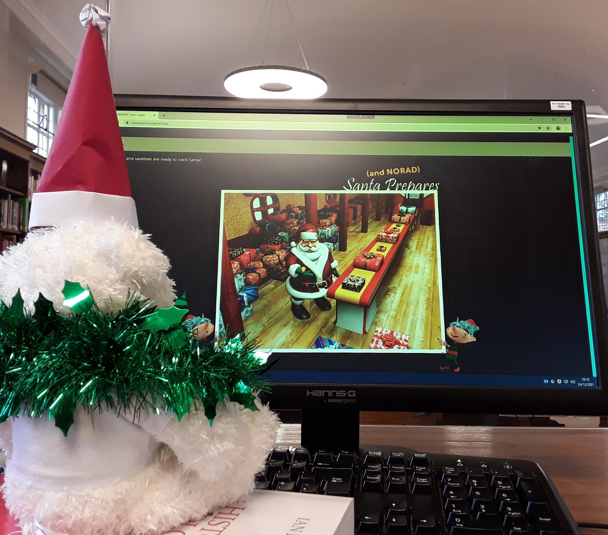 #Day24 We hope you have enjoyed Lenny's Advent-ures. Today Lenny is too excited to do much apart from tracking Santa as he sets off from the North Pole 🎅 Merry Christmas from Lenny and all of us here @YorkExplore #LennyTheLibraryBear #ExploreChristmas #ChristmasEve