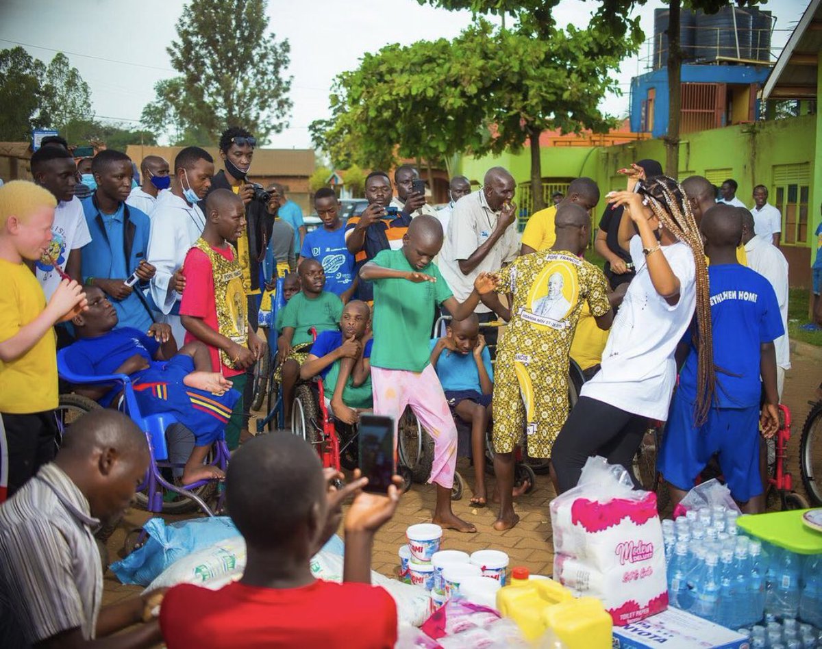 SpiceDianaUg's tweet photo. Christmas party 🎈Through our Kwaya Foundation Ltd we visited The Autistic Children in Busega &amp; Kisenyi❤️Donated to Missionaries Home of the Poor. Merry Xmas 🎄 ❤️ ❤️ https://t.co/7SRtyMiVVP