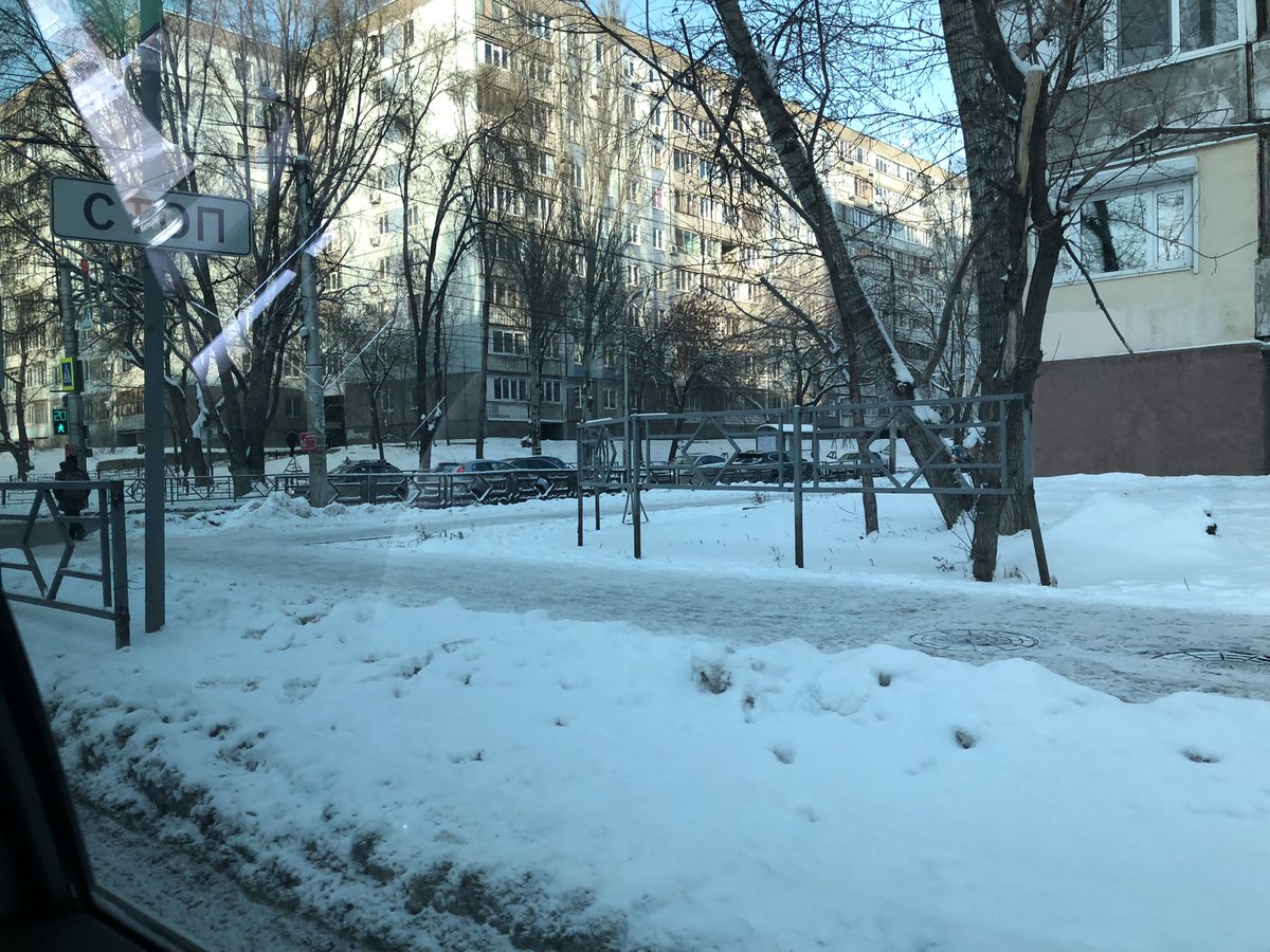 Jupiter21354874's tweet photo. @samara_in  Добрый день, посмотрите како�� интересный вариант установки дорожных ограждений на перекрёстке улиц Коммунистическая и Клиническая в Самаре 🤷‍♂️ https://t.co/mkMkEATvvJ