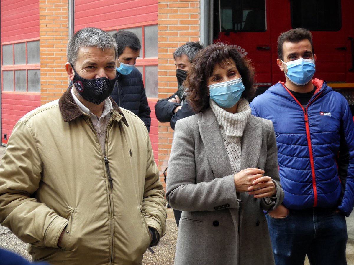 Cs_Guadalajara's tweet photo. 👏 Esta mañana el vicealcalde del @GuadalajaraAyto @RafaPerezCs ha querido acompañar a los servicios de emergencia, seguridad y atención social que velarán por nuestro bienestar esta Nochebuena.

🏛 Hemos querido obsequiar a las entidades con la clásica cesta navideña. https://t.co/wpW2mmg8Pp