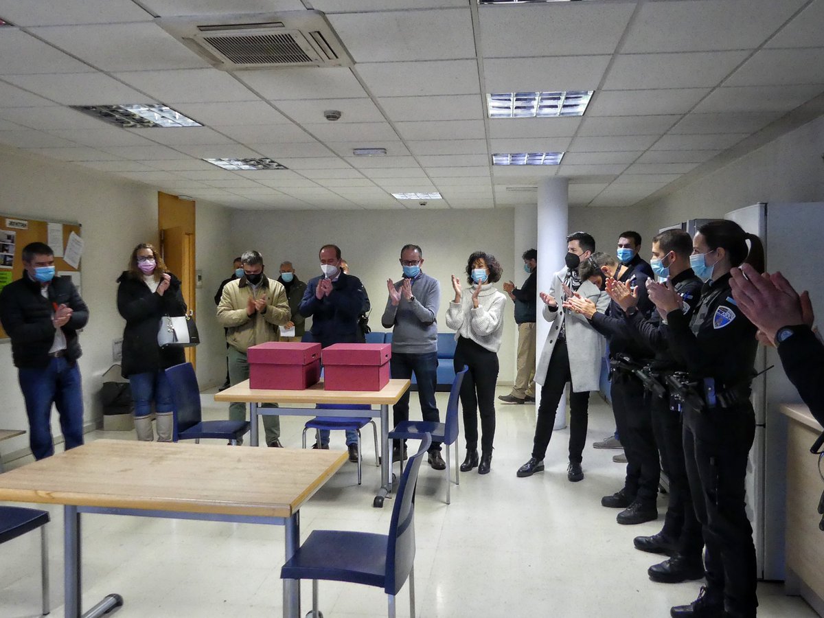 Cs_Guadalajara's tweet photo. 👏 Esta mañana el vicealcalde del @GuadalajaraAyto @RafaPerezCs ha querido acompañar a los servicios de emergencia, seguridad y atención social que velarán por nuestro bienestar esta Nochebuena.

🏛 Hemos querido obsequiar a las entidades con la clásica cesta navideña. https://t.co/wpW2mmg8Pp