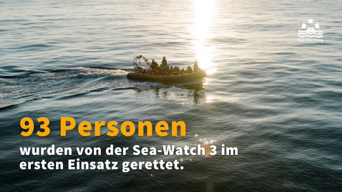 Foto eines Schnellbootes mit geretteten Menschen an Bord, Text "93 Personen wurden von der Sea-Watch 3 im ersten Einsatz gerettet."