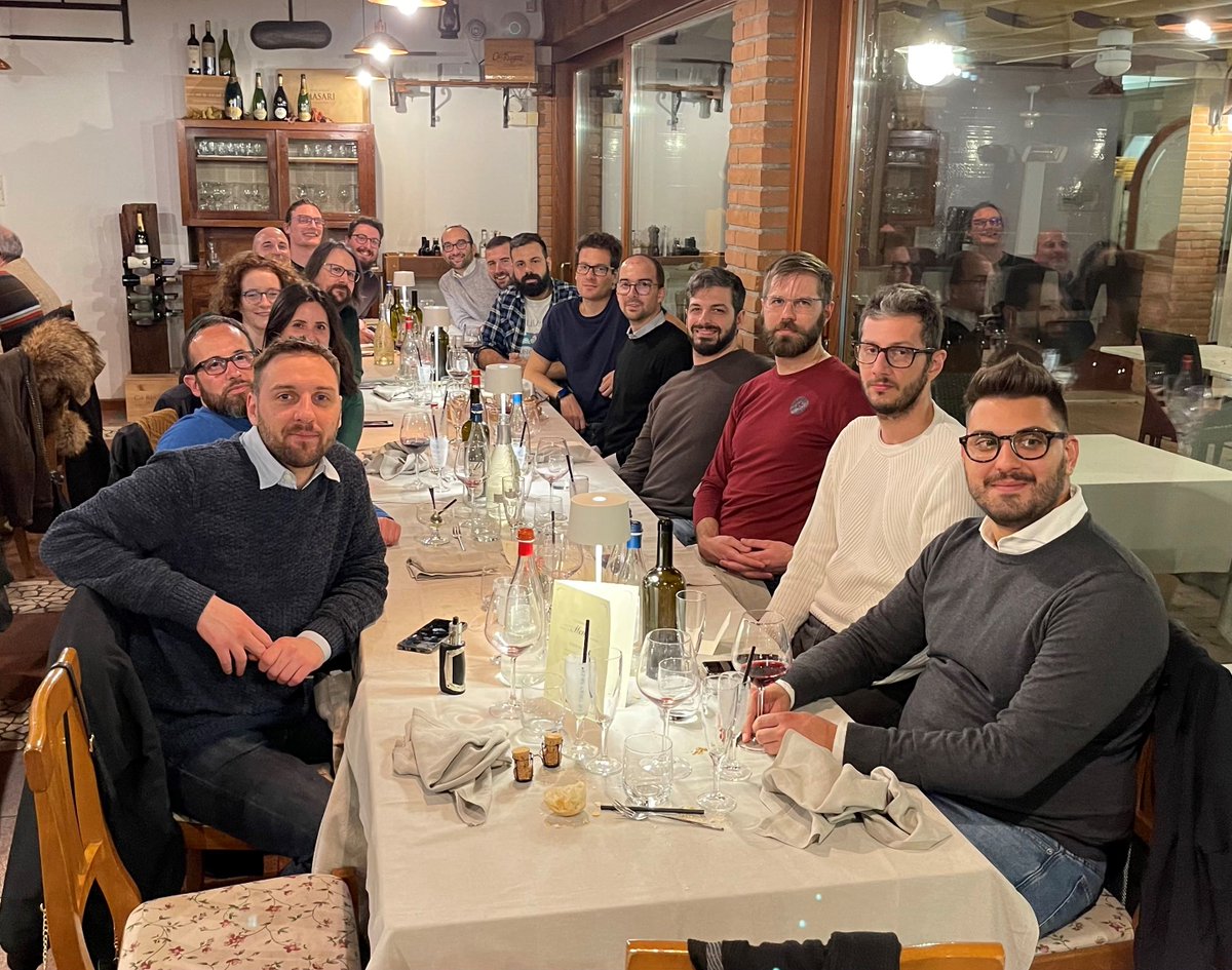 Shellrent's tweet image. Nella foto non ci siamo tutti ma ognuno di noi, ogni giorno, mette impegno e passione in questo lavoro. Auguri di #BuoneFeste dal team @Shellrent🎄 

Gli uffici resteranno chiusi il 25 e il 26 dicembre e torneremo operativi lunedì 27.

#shellrent